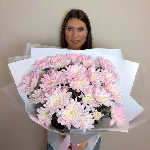 Букет из 5 розовых хризантем в белой упаковке💕