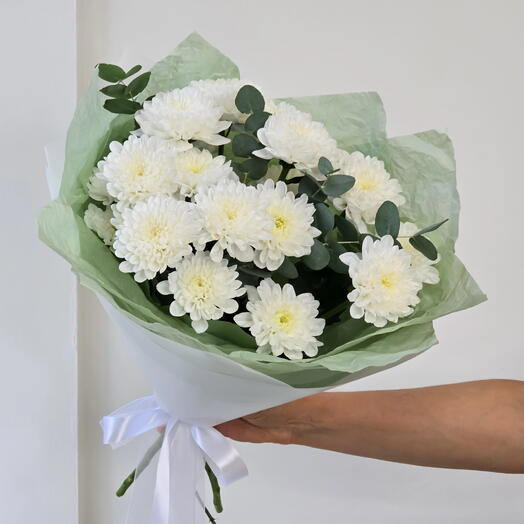 Букет из 3 кустовых хризантем и эвкалипта