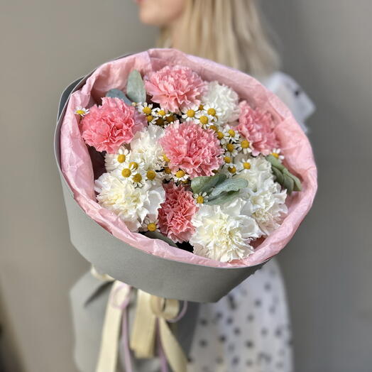 Букет «Понпончик» с диантусами, матрикарией и эвкалиптом 💕