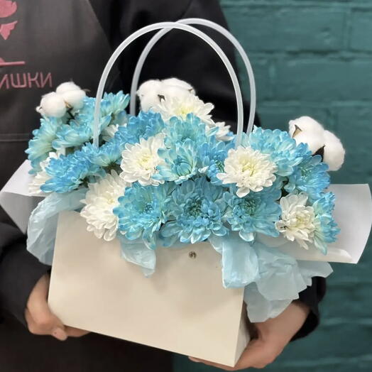 Композиция из белого хлопка и голубых хризантем