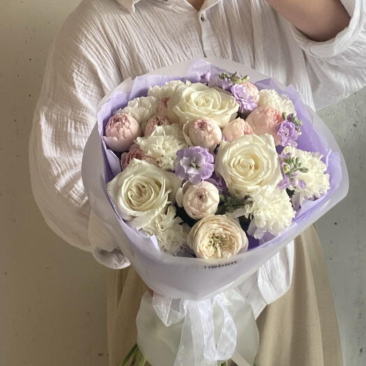 Букет с белыми розами, маттиолой и кустовой пионовидной розой 💜💕