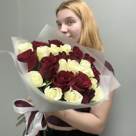 Букет из 25 белых и красных роз