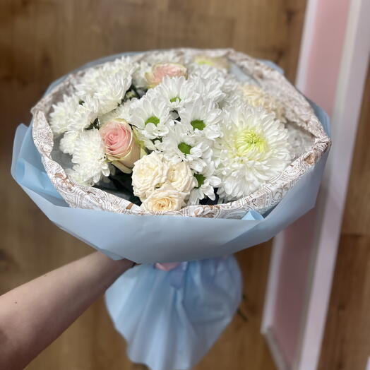 букет из кустовых хризантем и роз