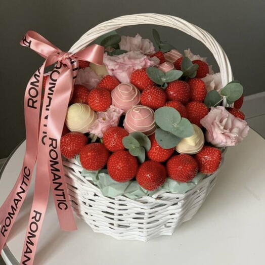 Ягодная корзина с миксом ягод и цветами
