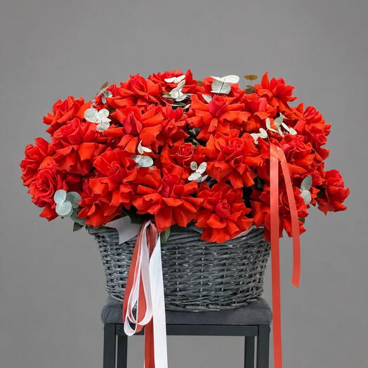 Корзина из 51 розы Нина с эвкалиптом