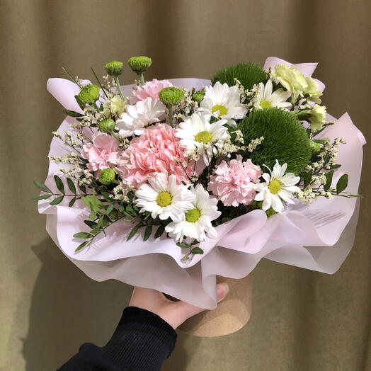 Композиция в шляпной коробке с диантусами ,ромашками и лимониумом
