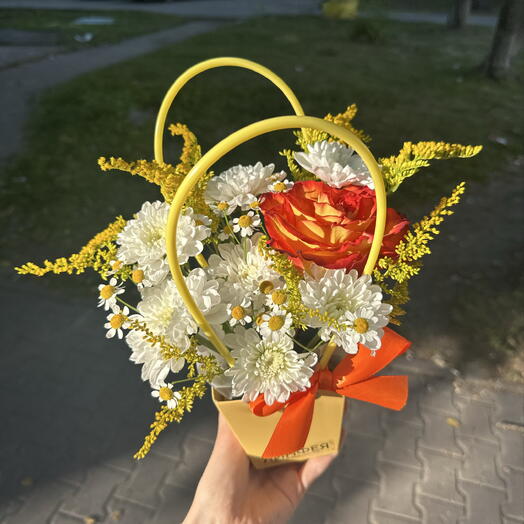 Цветы в желтой сумочке