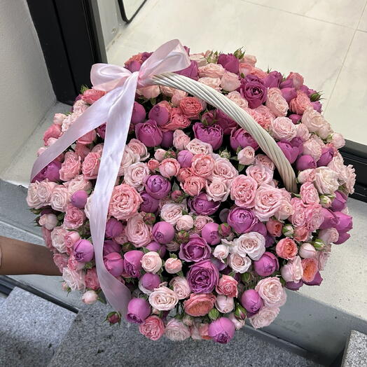 Spray roses in a basket