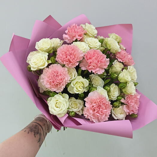 Авторский букет из кустовых роз и гвоздики "Нежность в цветах"