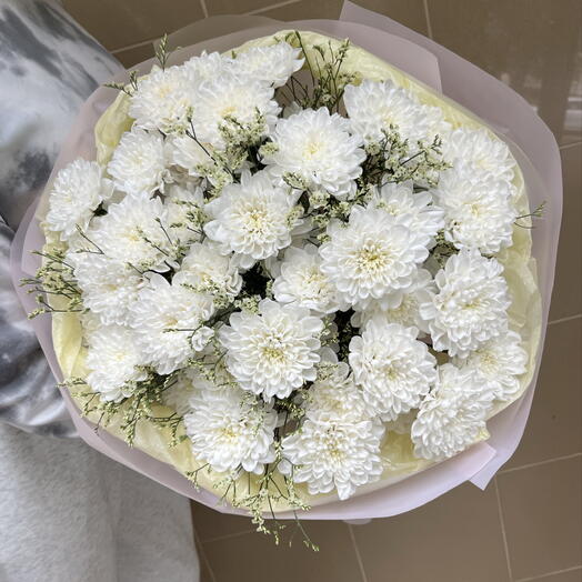 Букет из белых хризантем и лимониума