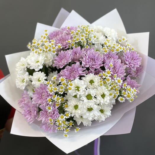 Букет из стойких кустовых хризантем с матрикарией