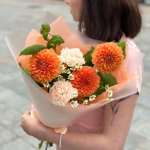 Летний букет оранжевые георгины, кустовая ромашка, диантусы, малина🧡