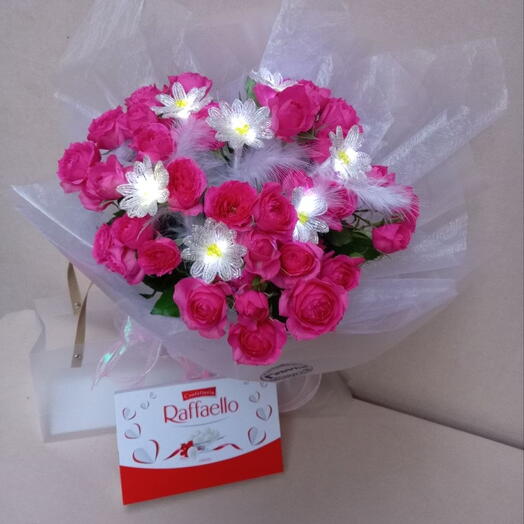 Super WOW Effect bouquet with lightning daisies and spray roses + Raffaello