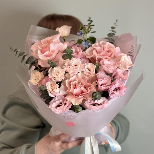 Композиция с розами, лизиантусом и твидией