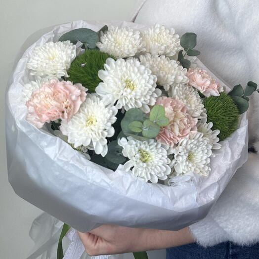 Букет с розовой гвоздикой, белой кустовой хризантемы и  Гринтриком