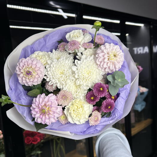Авторский букет с хризантемой, георгинами и диантусами