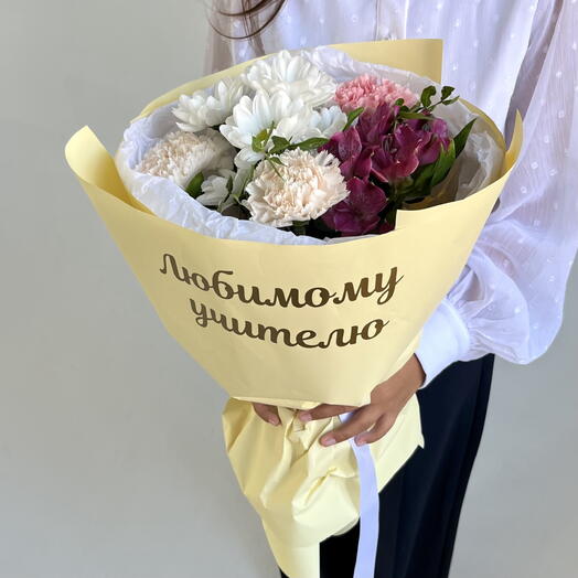 Букет на 1 сентября для учителя с хризантемой, альстромерией и диантусами