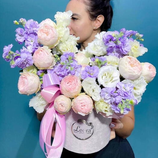 Цветы в коробке. Композиция из кустовых роз и маттиолы. Композиция 554. Leora Flowers дом цветочной моды
