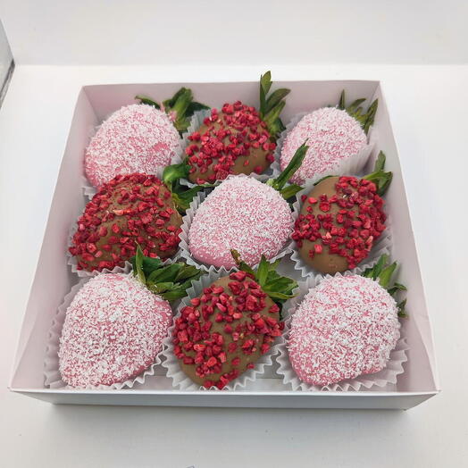 Клубника в шоколаде 9-12 ягод розово-молочный