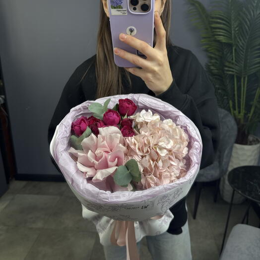 Букет-комплимент с гортензией, розой Пинк Мондиаль, эвкалиптом и кустовой розой