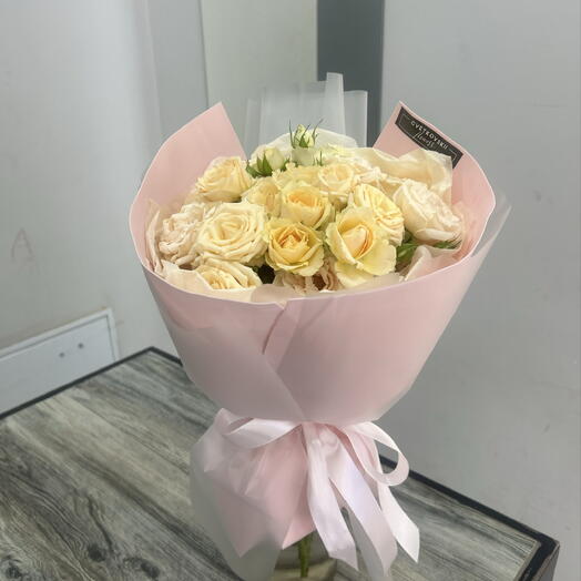 Моно букет из 7 кустовых роз
