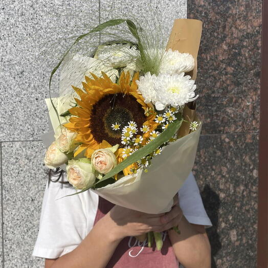 Сборный букет с подсолнухом