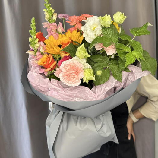 Яркий букет с розами, кустовыми  розовыми розами , антирринумом и диантусами