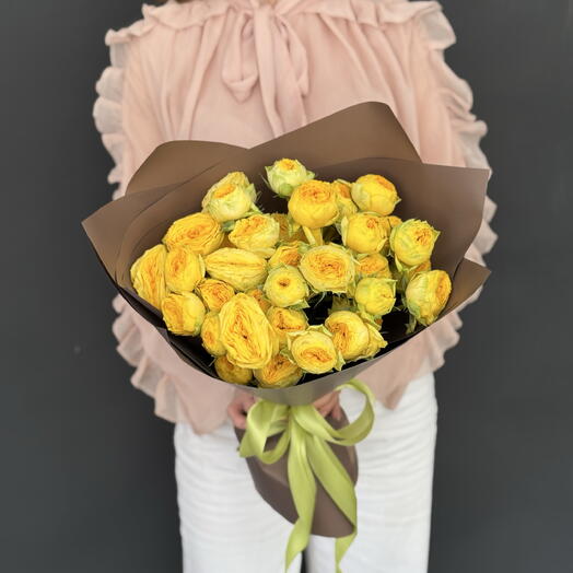 Букет из 7 желтых кустовых роз