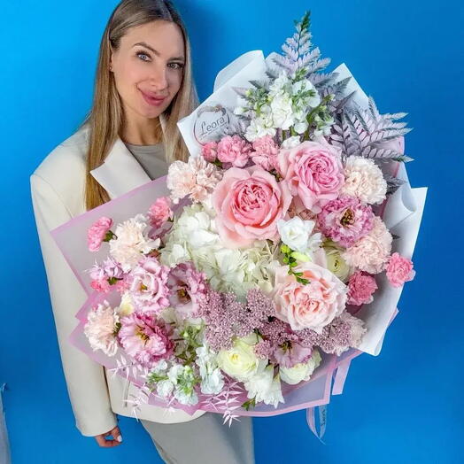 Премиум букет Романтика из пионовидных роз. Авторский букет 3027. Leoraflowers
