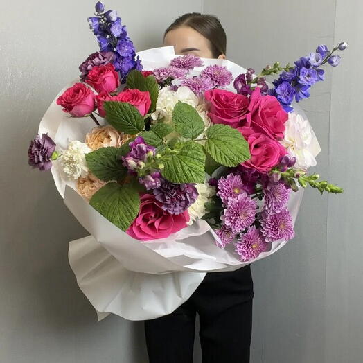 Букет из дельфиниума, розы, гвоздики