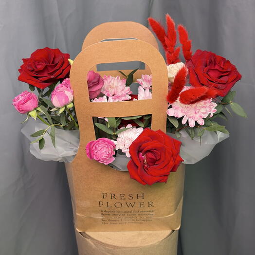 Сумочка из роз и эвкалипта