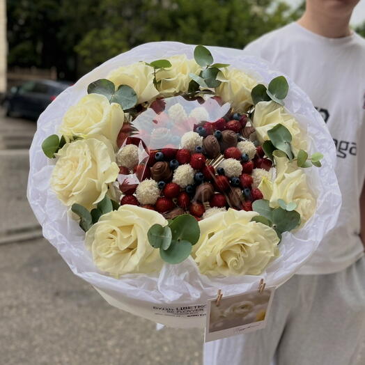 Букет с клубникой и французской розой