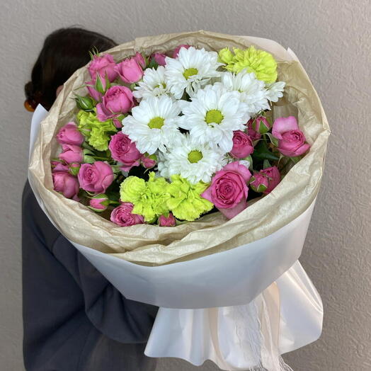Счастливый миг 💞 Яркий, сборный букет из кустовой розы, диантусов и ромашки
