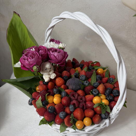 Корзина с клубникой и цветы