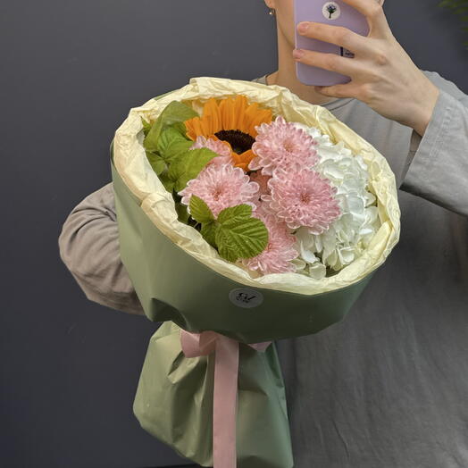 Сборный букет с гортензией, хризантемой, подсолнухом и листьями малины