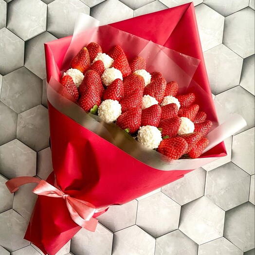 Сочный подарок из клубники с конфетами "Ягодное чудо"🍓