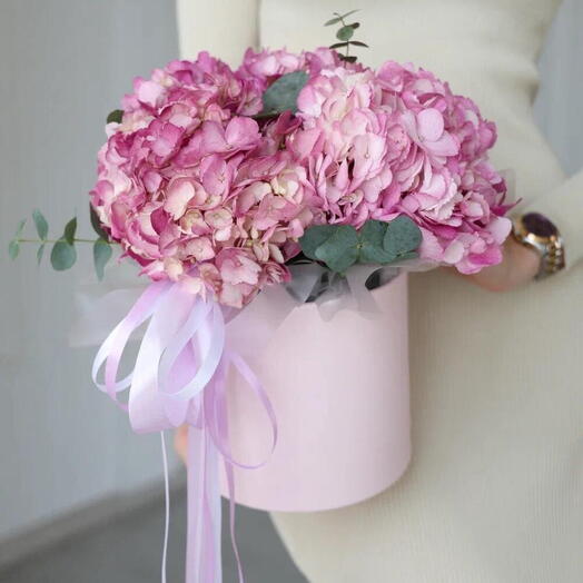 Pink hydrangeas in a hatbox (S)