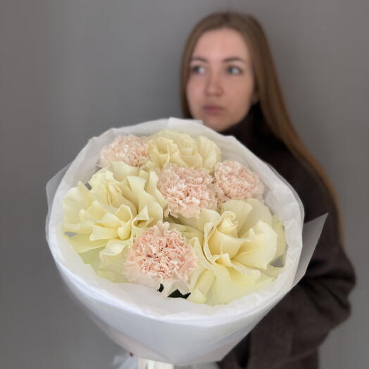 Нежный букет кремовых роз и гвоздик