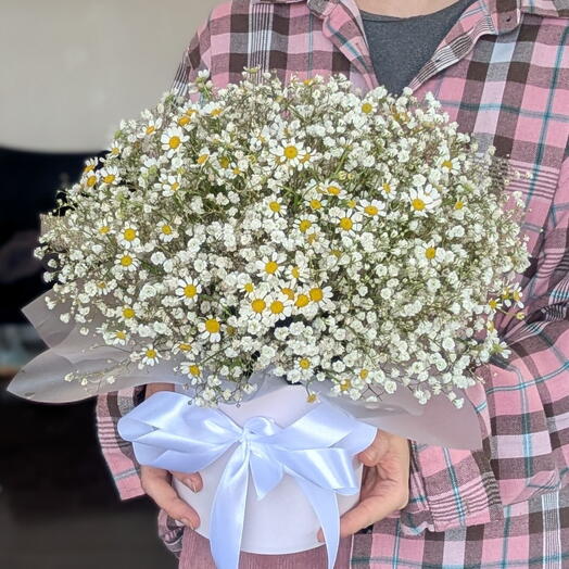 Шляпная коробка с гипсофилой и ромашками