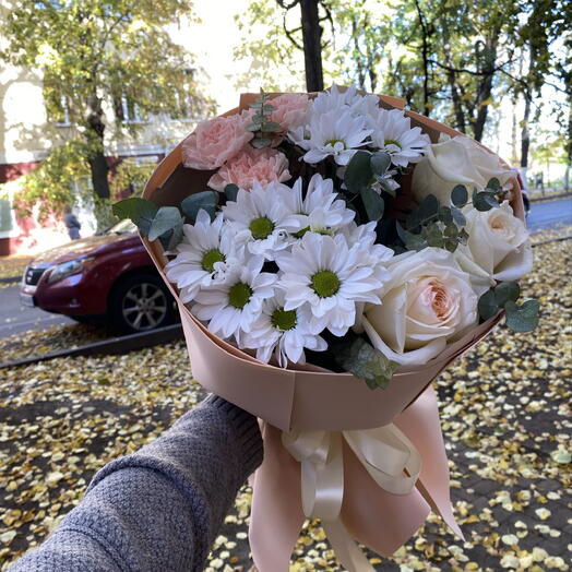 Сборный букет бежевого цвета