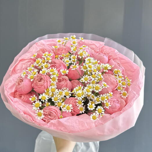 Букет из кустовых роз и матрикария
