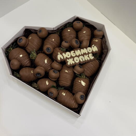 Клубника и голубика в шоколаде сердце