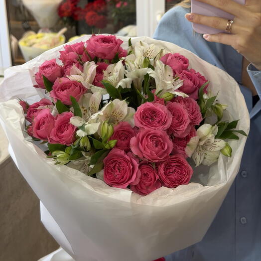 Яркий букет из кустовых роз и альстромерий🌺