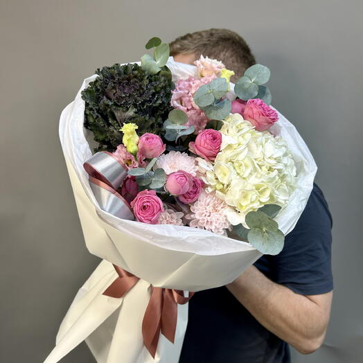 Букет стойкий «Сказка🩶» с сезонной брассикой, пионовидной кустовой розой, хризантемой , гортензией, эустомой