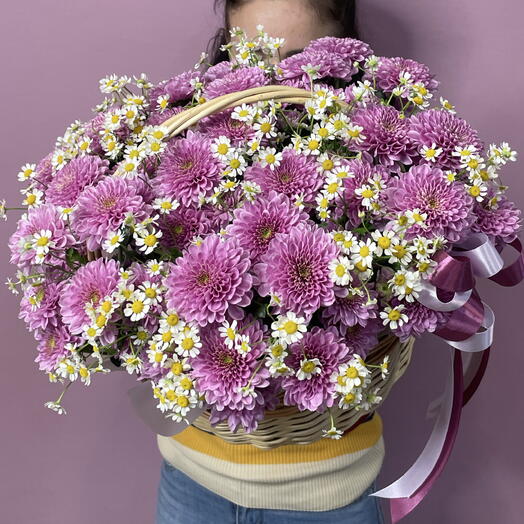 Корзина с кустовыми хризантемами и матрикарием