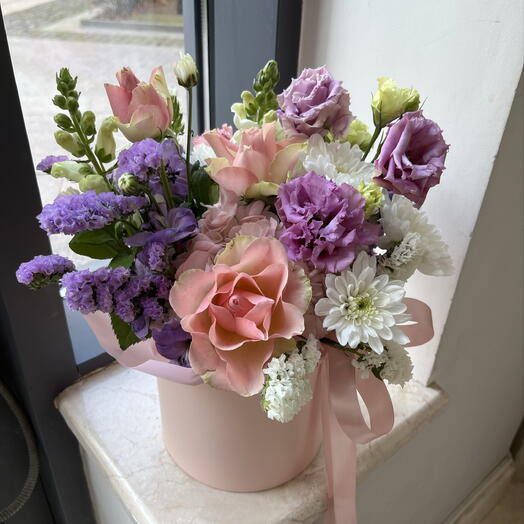 Гортензия,розы,эустомы и другие цветы в шляпной коробке