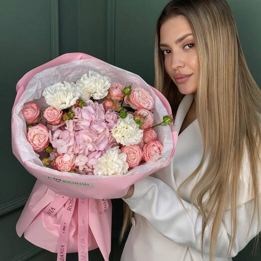 Букет из нежно розовой гортензии и кустовых роз 496