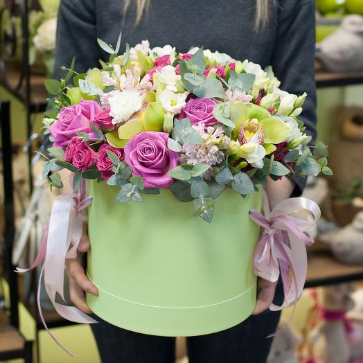 Arrangement in a hat box "Exquisite beauty"