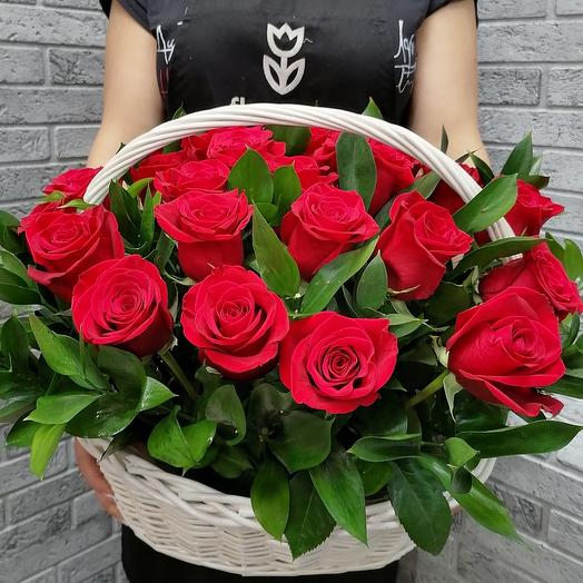 25 красная роза рускус Корзина любви