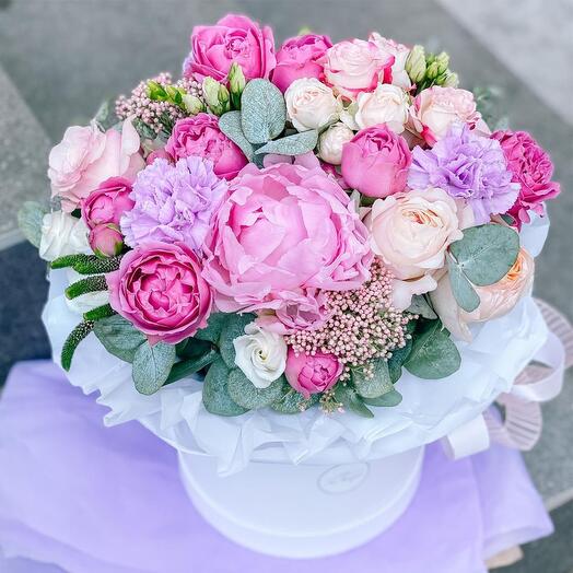 Arreglo floral con peonía, rosas ,eustoma y Dianthus " ¡El más querido !"